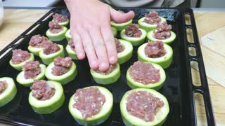 КАБАЧКИ В ДУХОВКЕ с фаршем, сыром и помидорами.