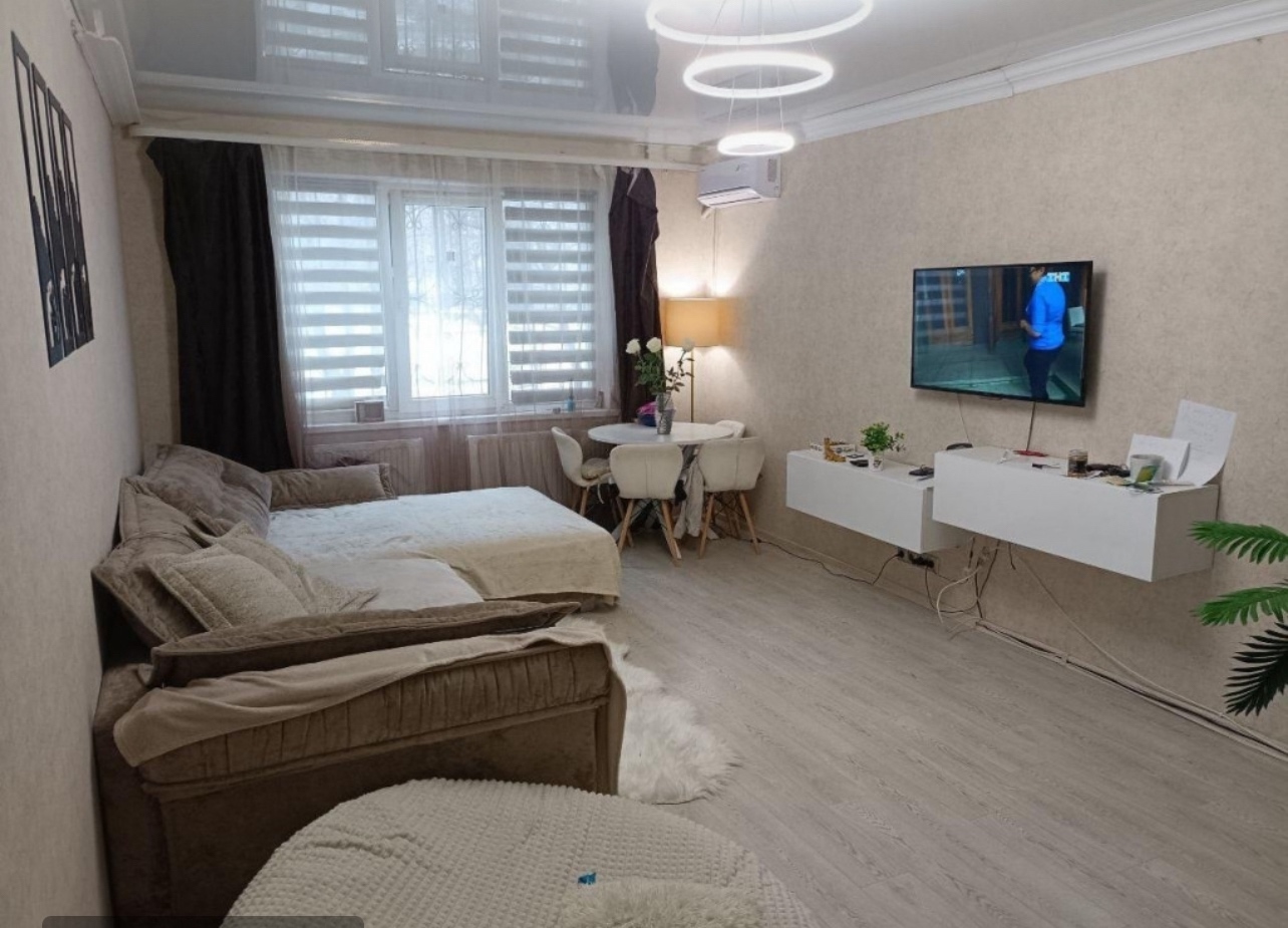 🔥 Продаётся просторная 3-к квартира с АВТОНОМНЫМ отоплением 📍 ул. Победоносная, Артёмовский р-н 📐 Площадь: 75 м² 🏢 Этаж: 1/9 (подвал сухой и в порядке) ✨ Особенности квартиры: ✔️ Дизайнерский ремонт — современный стиль и качество во всех деталях ✔️ Лоджия и балкон с отоплением — дополнительное комфортное прос...