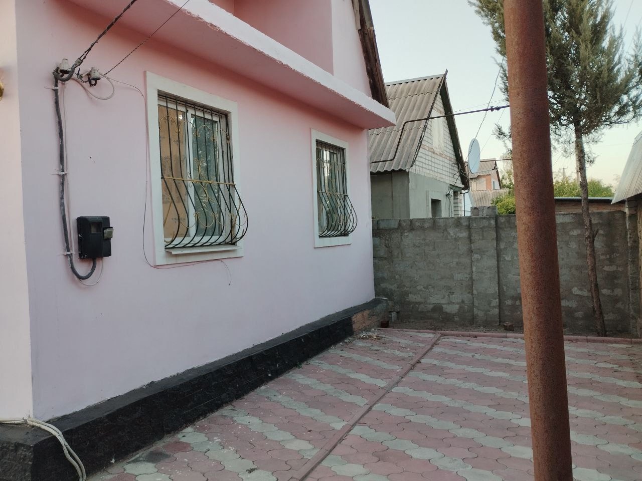 СОБСТВЕННИК продам дом 3 команаты об.п 87.8м улице крупской центре станице Луганской со всеми удобствами с ремонтом двух контурный котёл кондиционер ...