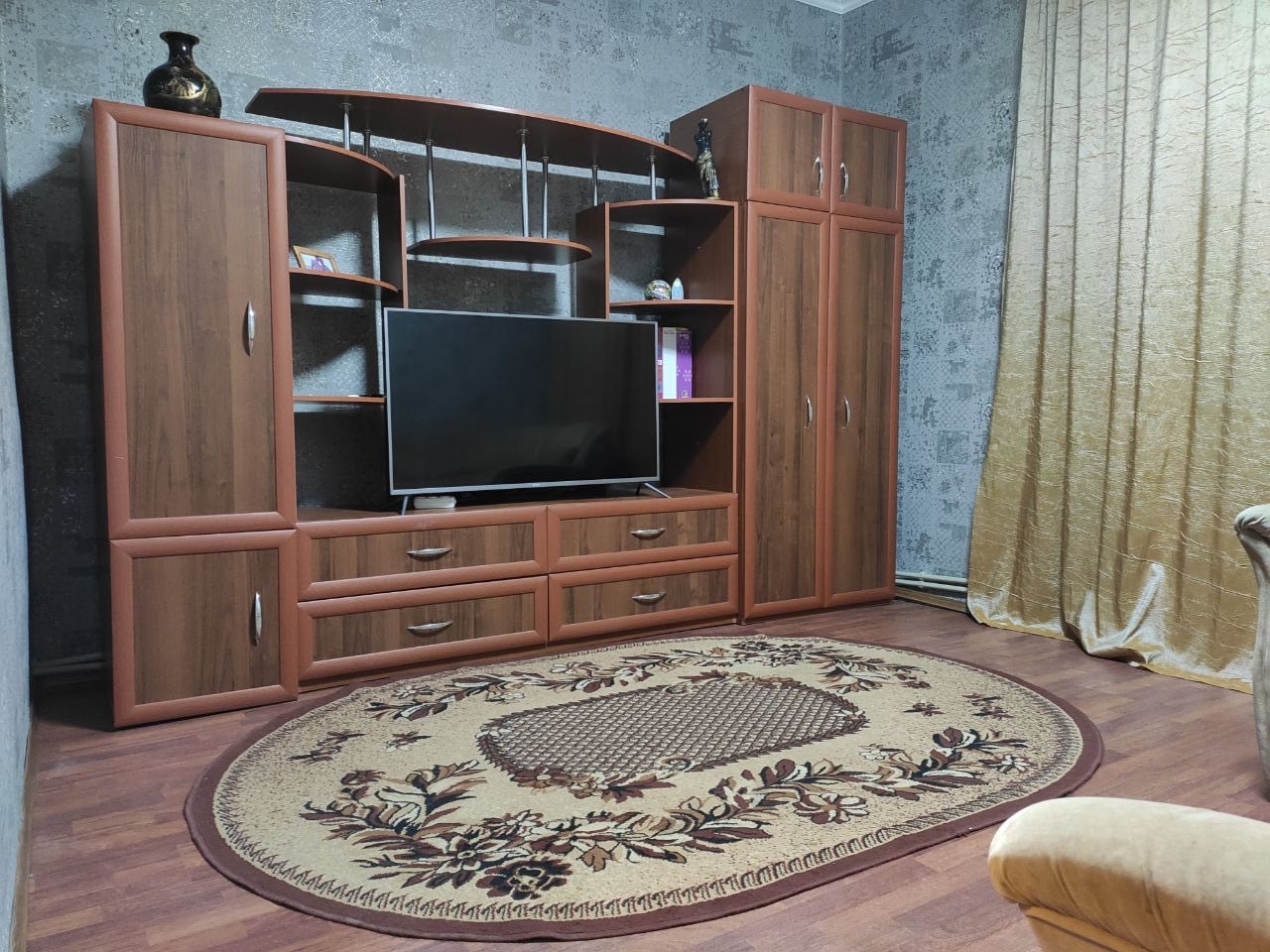 !! Продам 4--х комнатную квартиру п. Юбилейный город Луганск, АВТОНОМНОЕ ОТОПЛЕНИЕ !! эксклюзивная планировка, 1/3 эт, пл. 99 м, кв. кухня 9 м, кв., высота потолков 3 м., очень хорошее жилое состояние, комнаты изолированные, теплый в прихожей, мебель заказная остаётся по договоренности. Поменяны все стояки и ...