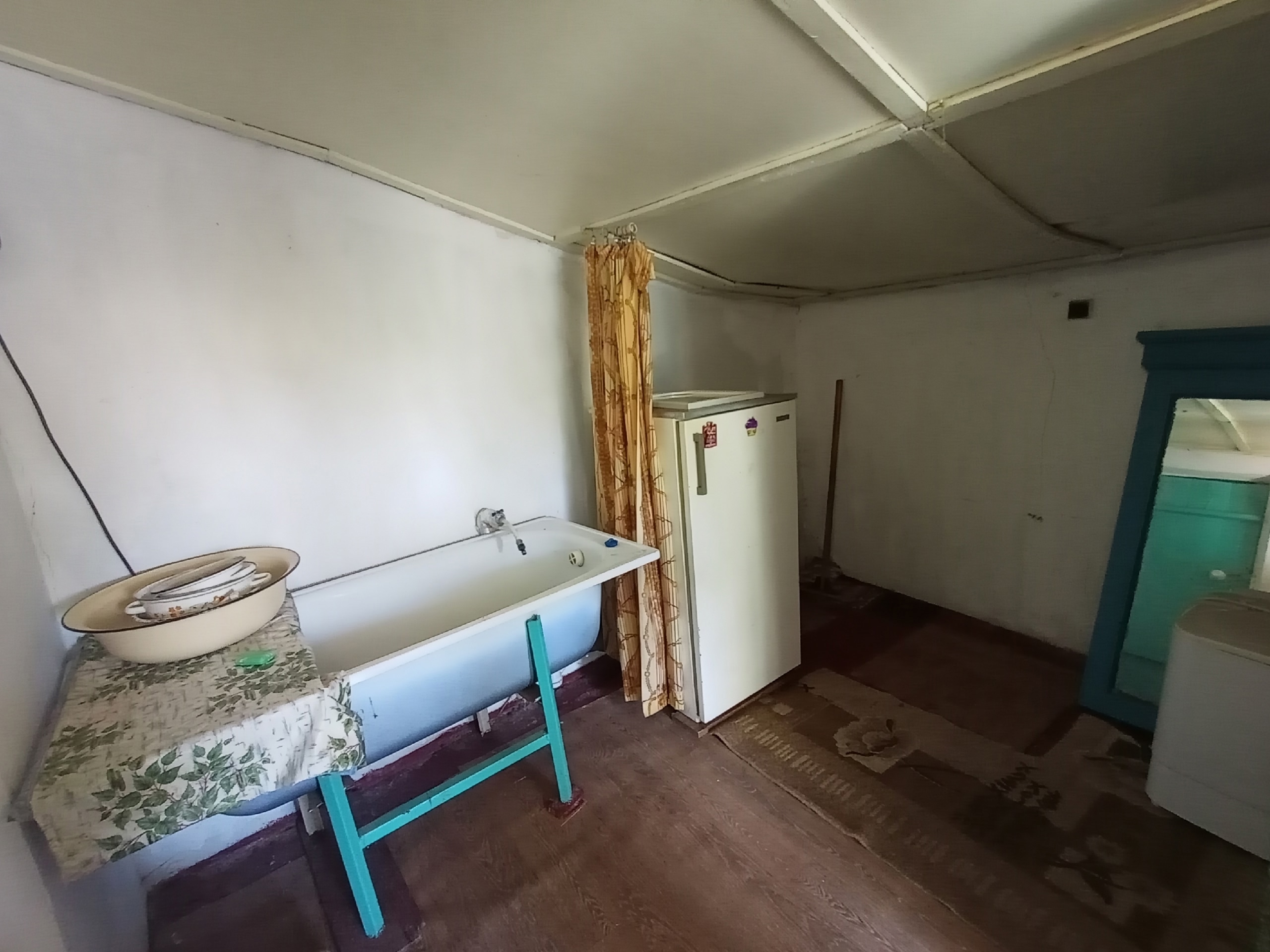 🏡 Продам дом в Камброде, пер. 2-й Газетный 📐 Общая площадь дома — около 30 м² 📍 Участок — 5,1 сотки (не приватизирован) В доме 3 комнаты: — 🛏 Жилая комната — 10,2 м² — 🍽 Кухня/прихожая — 9,2 м² — 🛁 Комната под ванную — 9,2 м² (не отапливается, есть вход в сухой подвал) 🔥 Отопление — печь с форсункой (отаплива...