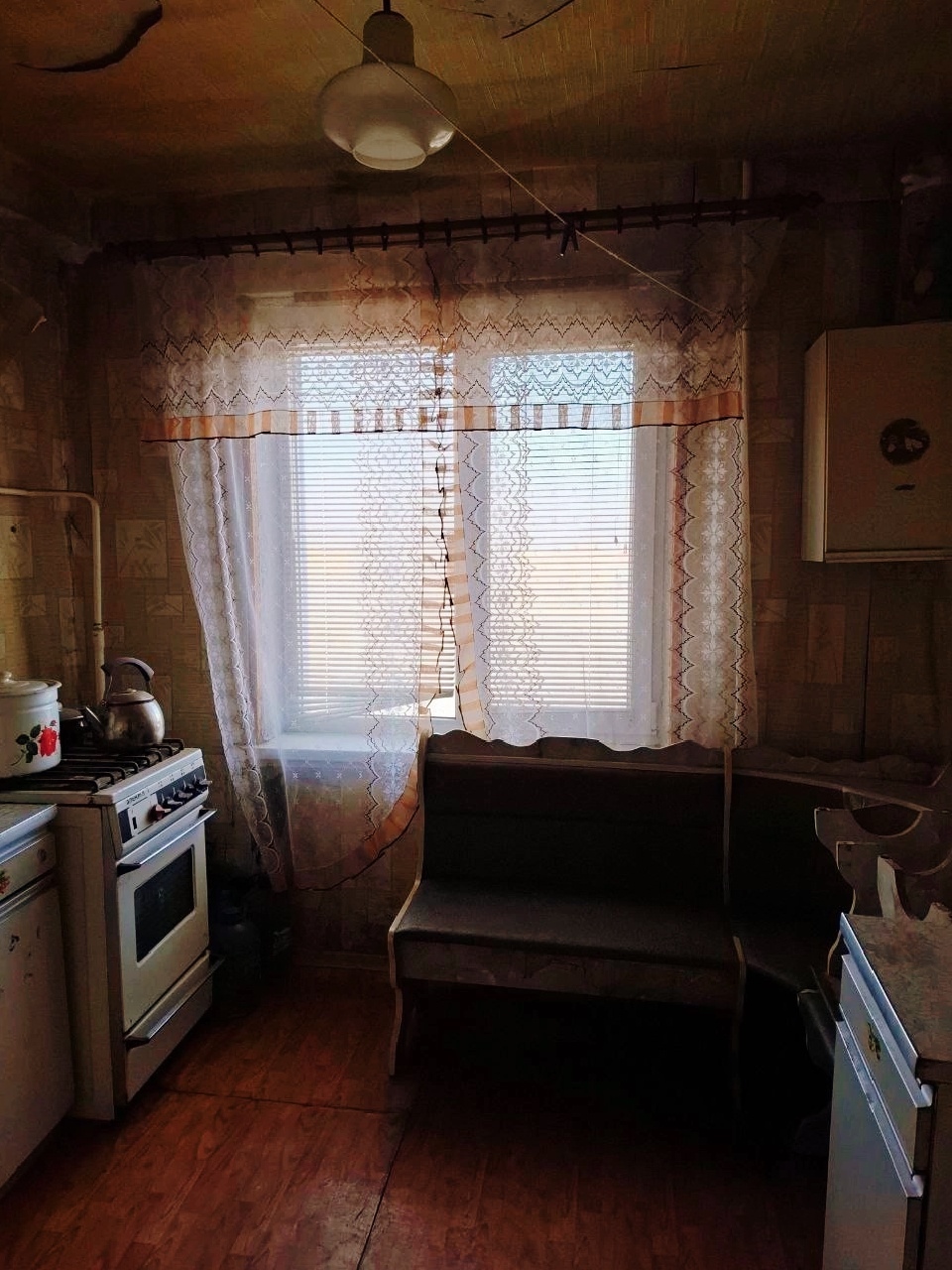 Объект 846 Продаётся 2-х к.квартира в г.Алчевске р-н ТРЦ "Патизон" по пр.Металлургов 9/9 эт.дома Установлен новый лифт. Тех.этаж. Кровля в порядке. Собственный выход на крышу дома. ОП - 56 кв, кухня - 8 кв. Квартира угловая, утеплена. Окна - МП. Балкон 6 м (не застеклён). Счётчик на воду. Бойлер. Дв...