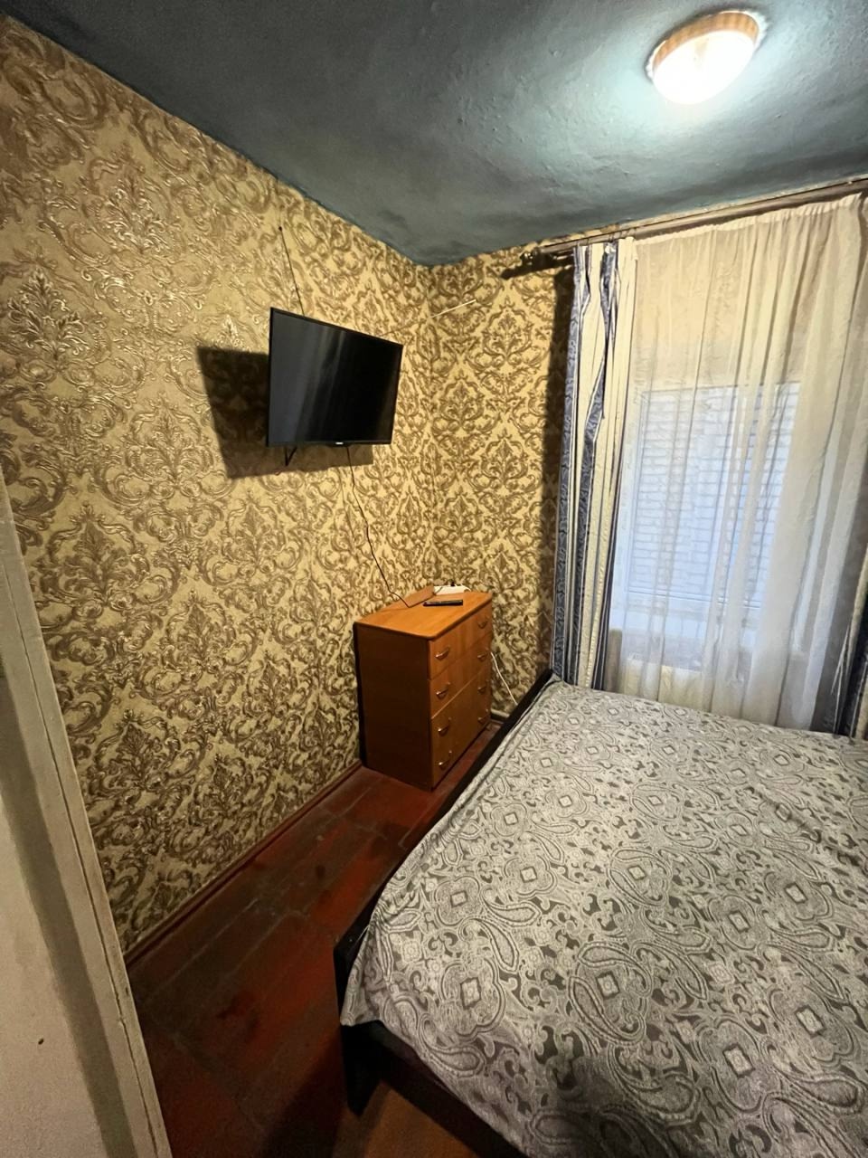 ДОМ общ. пл. 68 кв.м ул. Тарасовская Цена: 3 400 000 руб. Дом в стадии ремонта, остается много строительного материала и оборудования, вся техника и мебель новая. Отопление - 1-контурный котел, есть новый 2-контурный. Окна м/пл. Сливная яма, вода центральная, есть возможность сделать свою скважину, газ заведе...