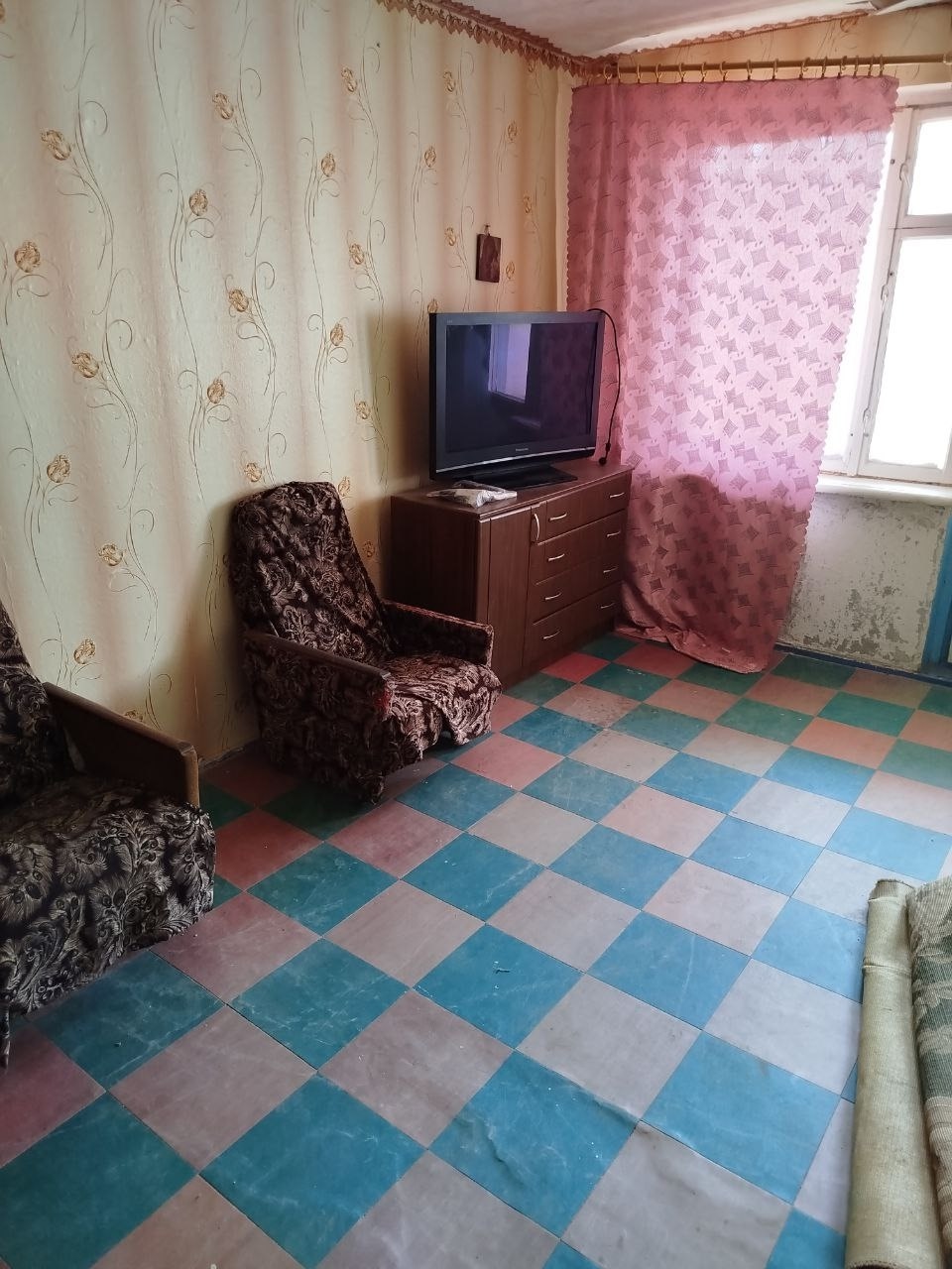 1 комнатную квартиру в Стаханове на Южном микрорайоне по улице Стаханова , квартира теплая не угловая , седьмой этаж, комнаты большие, санузел совместный, рядом две школы ,садик , поликлиника ,магазины и остановка , установлен новый лифт ,документы готовы к продаже цена 760.000 торг телефон +7959-564...