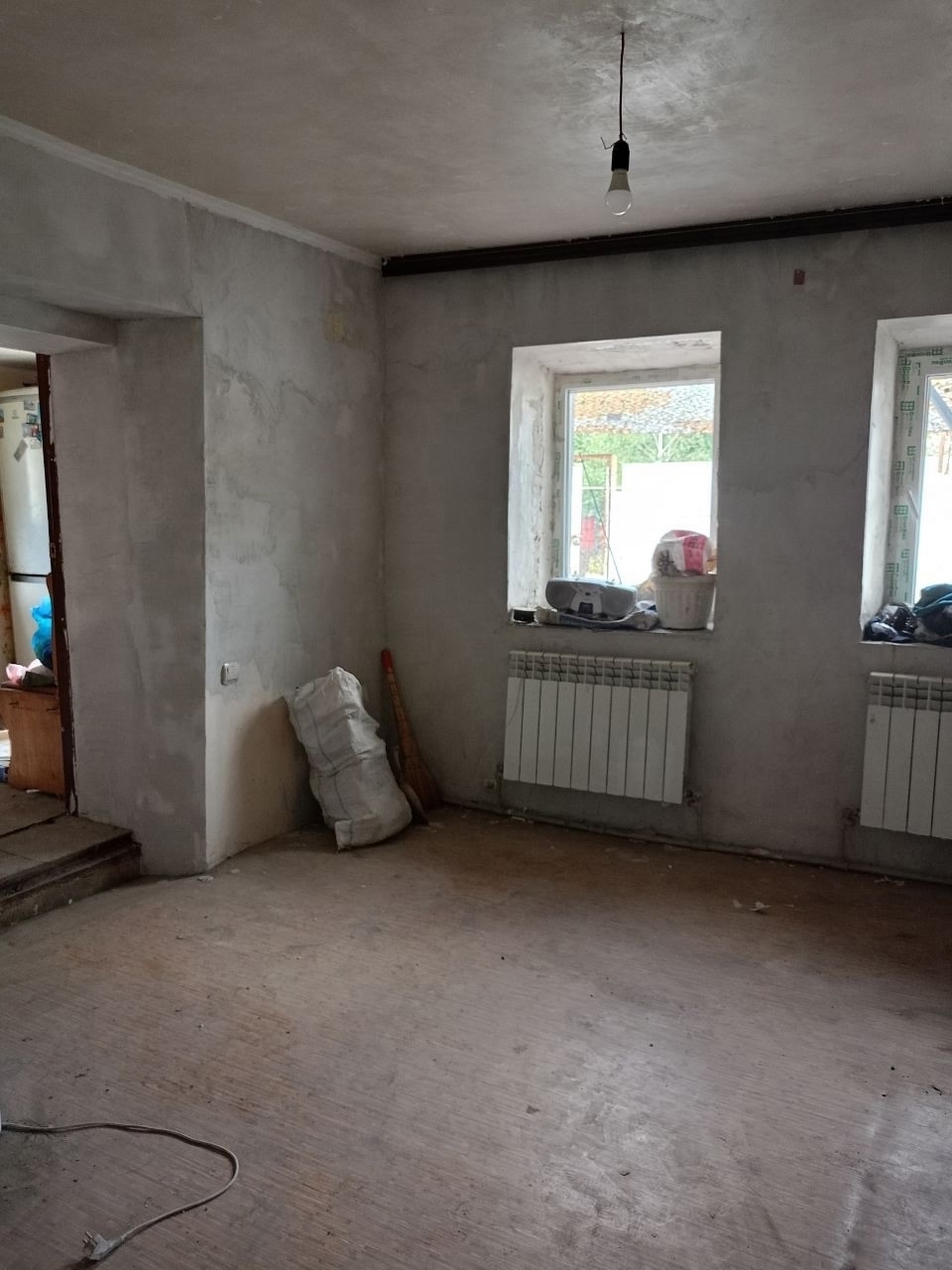 Продаётся отдельностоящий дом, В СТАДИИ РЕМОНТА в Донецке, Кировский р-н (Машзавод). Площадь участка 6 соток. Площадь дома 70кв.м. все коммуникации в доме, свет, вода - центральная, канализация - сливная яма, отопление - электрокотел, газ - по улице. Новая крыша, окна. Полы бетонные. Кухня, 3 небольшие комнат...