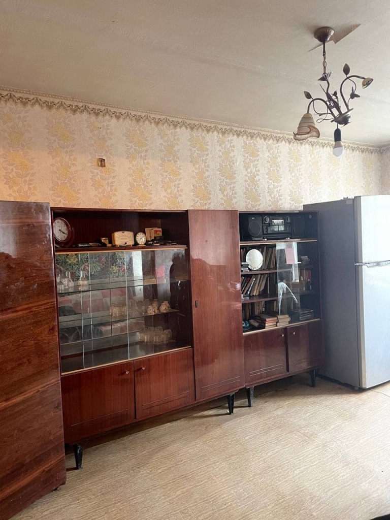 Продаю 1-комнатную квартиру 📍 Артёмовский район, кв. Щербакова 📐 Площадь: 34 м² 🏢 Этаж: 2/5 🌿 Квартира в середине дома, не угловая 🏡 Тихий спальный район с удобной транспортной развязкой 🔧 В квартире: ✔️ Пластиковые трубы отопления, водопровод и канализация ✔️ Новый счётчик воды (заменён в марте 2025 г.) ✔️ Б...